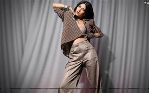 Shruti Haasan knows how to adorn formals in hot avatar